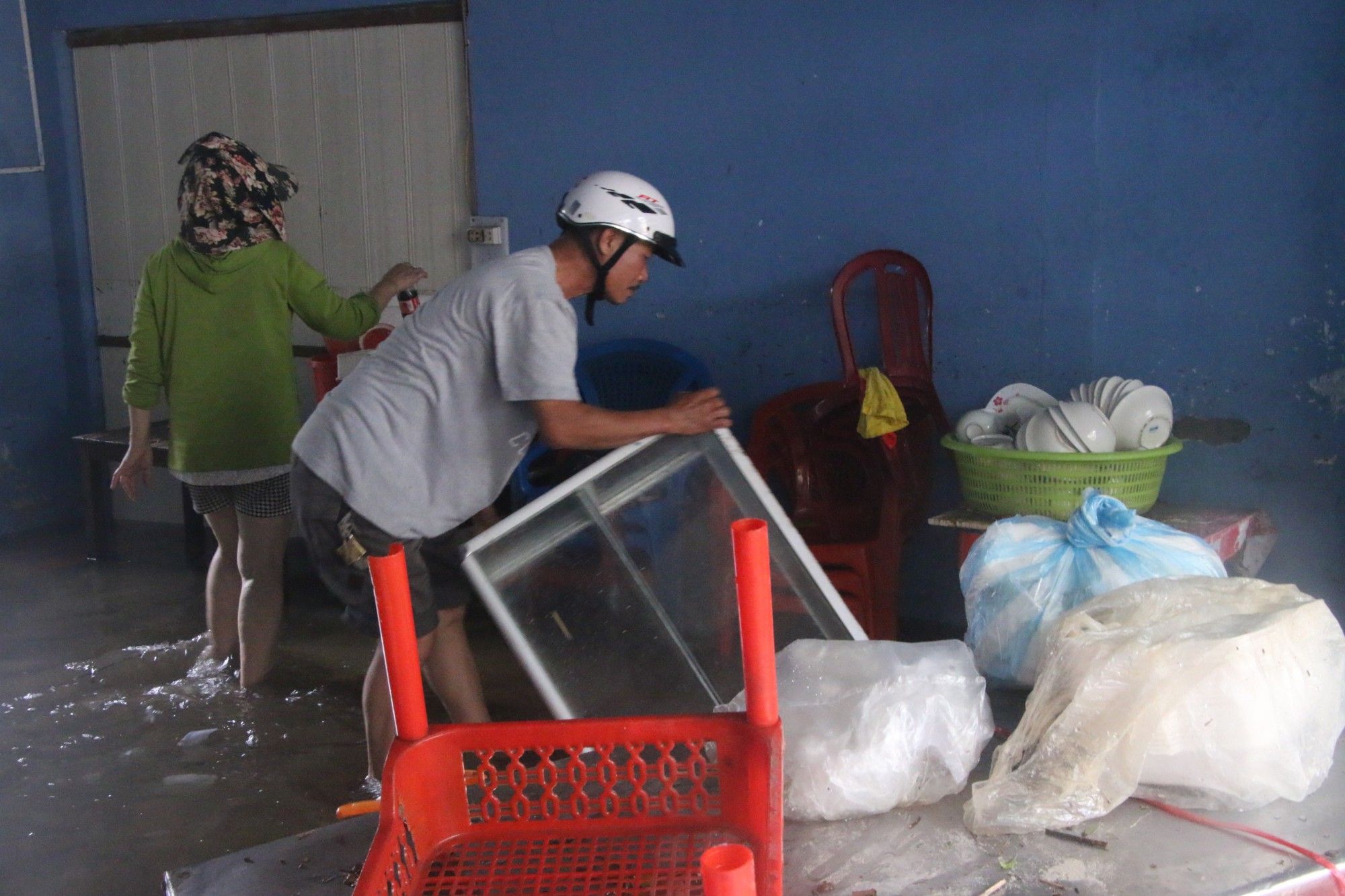 Người dân Đà Nẵng kinh hoàng nhớ lại cảnh chạy lũ trong đêm - Ảnh 2.