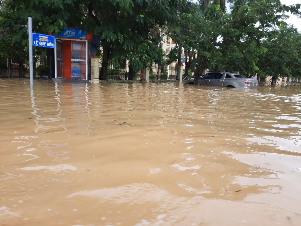 TT-Huế: Thủy điện xả lũ lưu lượng “khủng”, hàng loạt khu vực chìm trong biển nước - Ảnh 3.