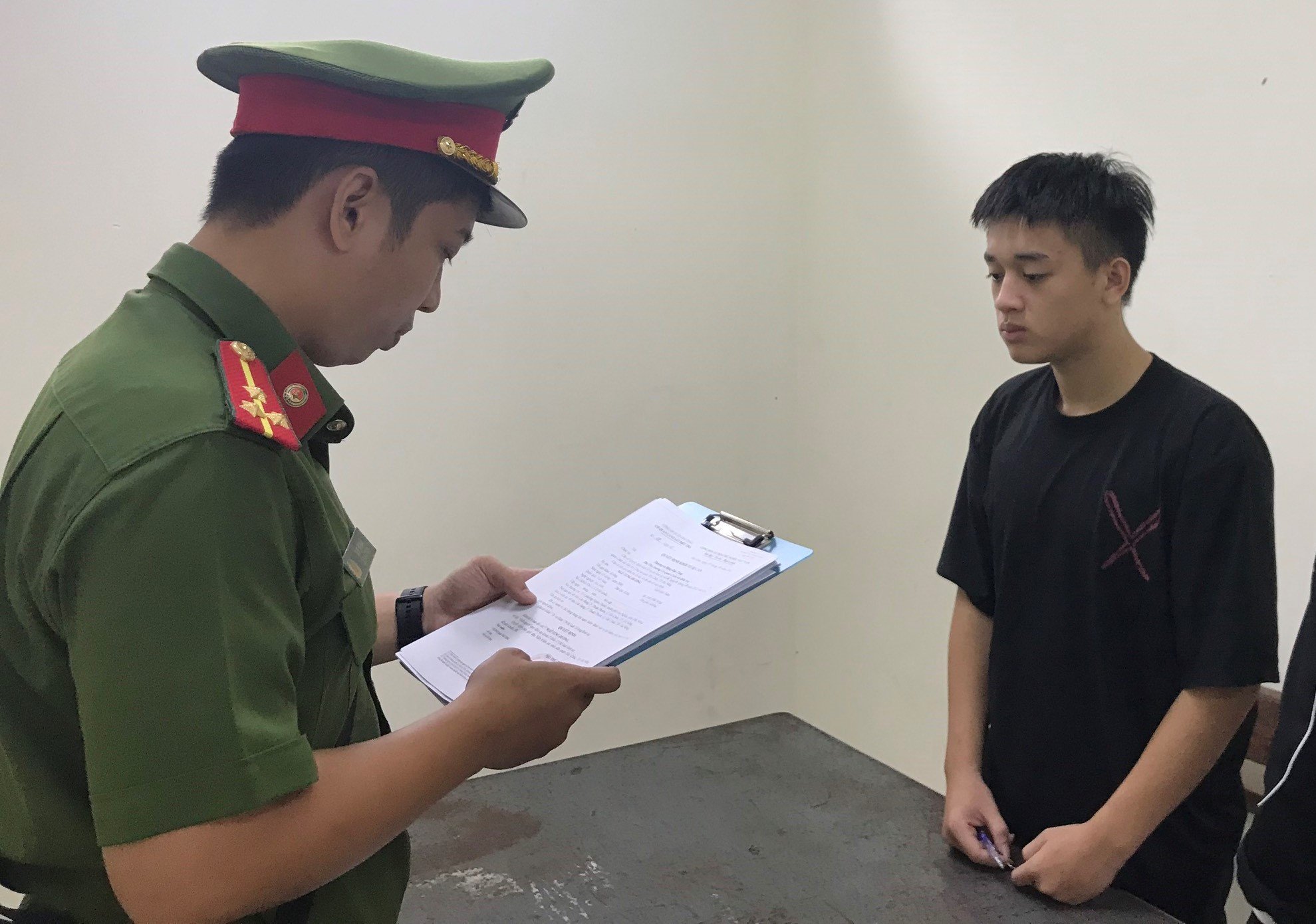 Tấn công người khác dã man vì mâu thuẫn trong nhà banh công viên - Ảnh 1.