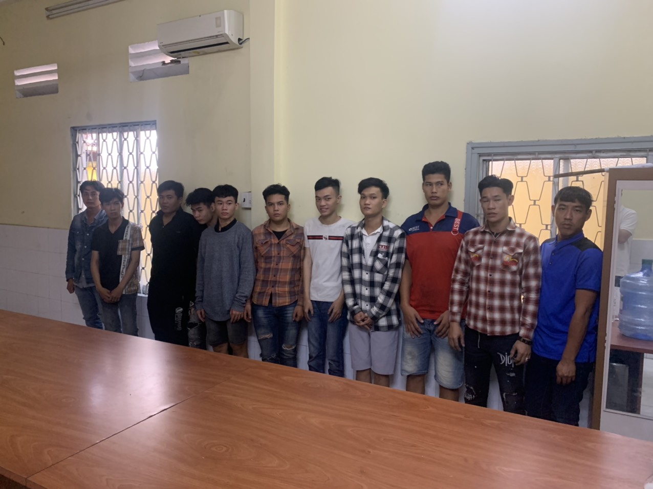 Công an bắt 12 đối tượng dùng bom xăng, hung khí gây rối tại một con hẻm trên địa bàn TP.HCM - Ảnh 1.