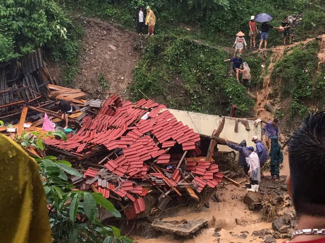 Một người chết, 15 ngôi nhà bị cuốn trôi, 2 xã đang cô lập sau trận lũ quét kinh hoàng  - Ảnh 7.