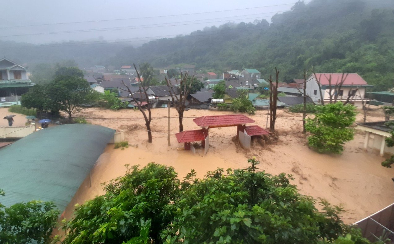 Một người chết, 15 ngôi nhà bị cuốn trôi, 2 xã đang cô lập sau trận lũ quét kinh hoàng  - Ảnh 6.