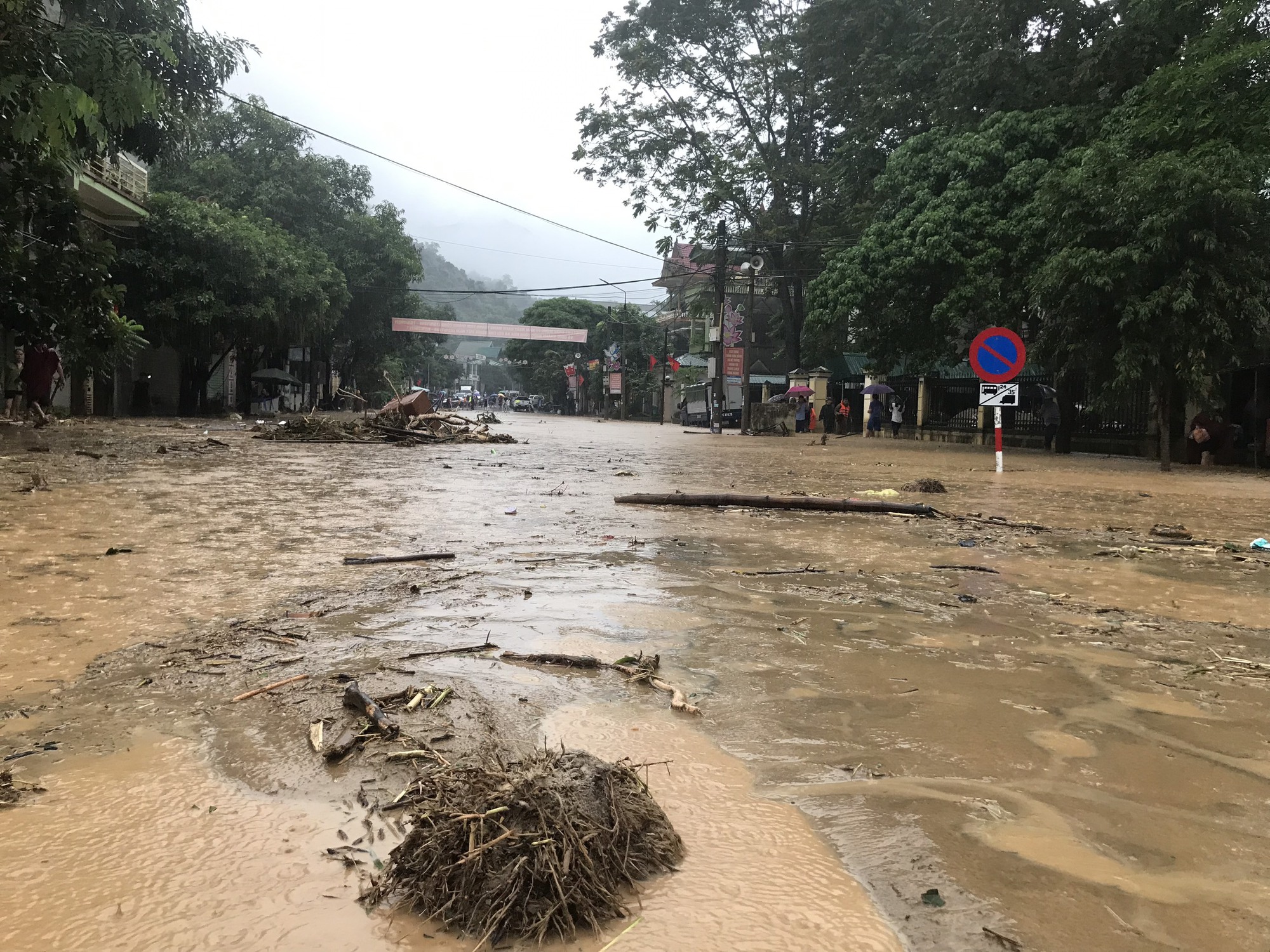 Một người chết, 15 ngôi nhà bị cuốn trôi, 2 xã đang cô lập sau trận lũ quét kinh hoàng  - Ảnh 3.