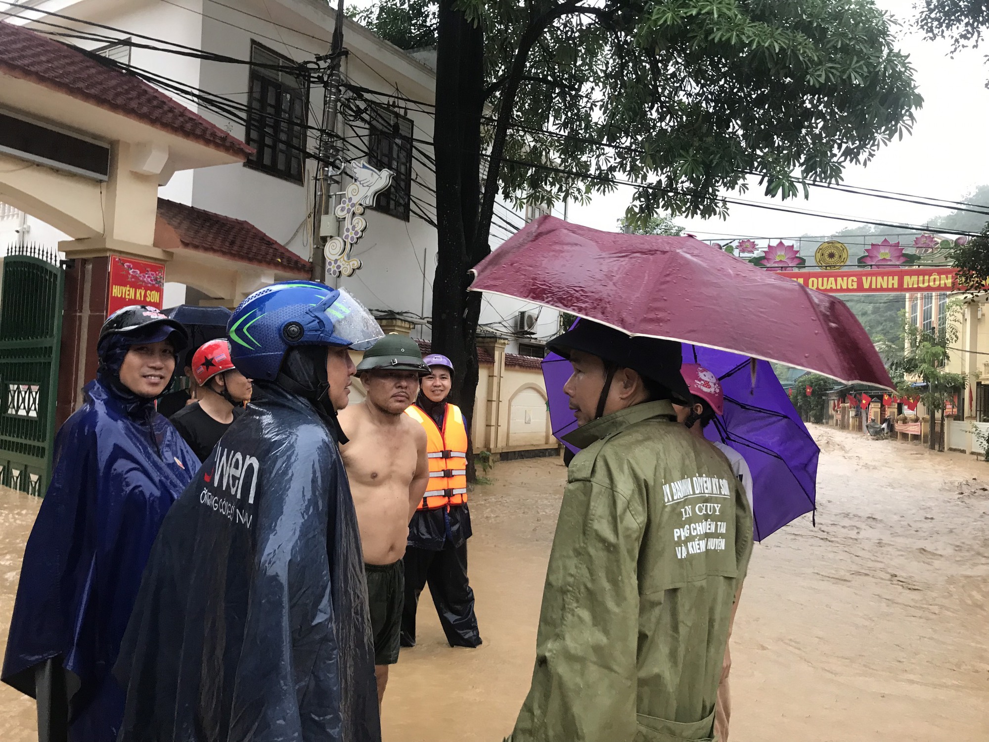Một người chết, 15 ngôi nhà bị cuốn trôi, 2 xã đang cô lập sau trận lũ quét kinh hoàng  - Ảnh 4.