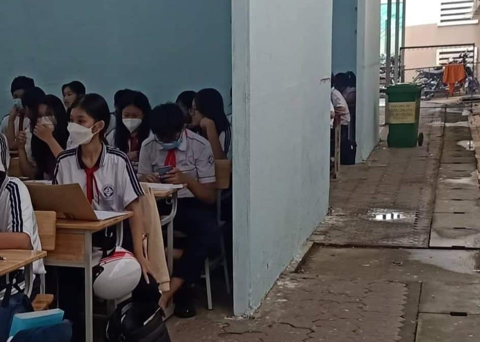 TP.HCM: Hai lớp học tạm bên nắp cống đã có phòng học mới - Ảnh 4.