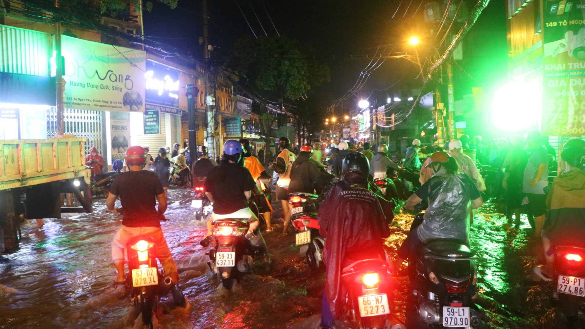 Nước kênh dâng cao cuồn cuộn tuôn ra đường, ngập gần nửa xe máy, dân lội bì bõm - Ảnh 16.