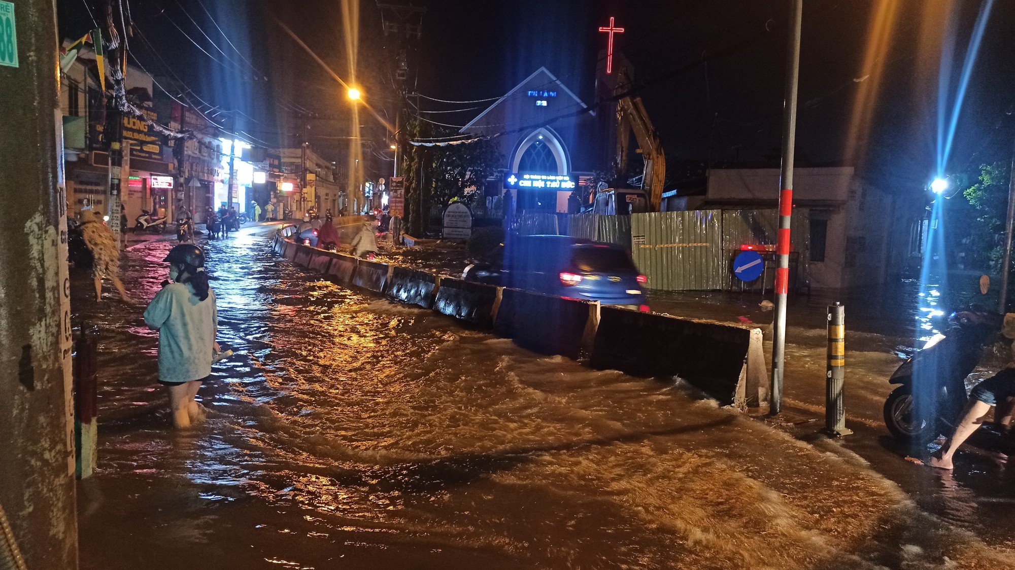 Nước kênh dâng cao cuồn cuộn tuôn ra đường, ngập gần nửa xe máy, dân lội bì bõm - Ảnh 2.