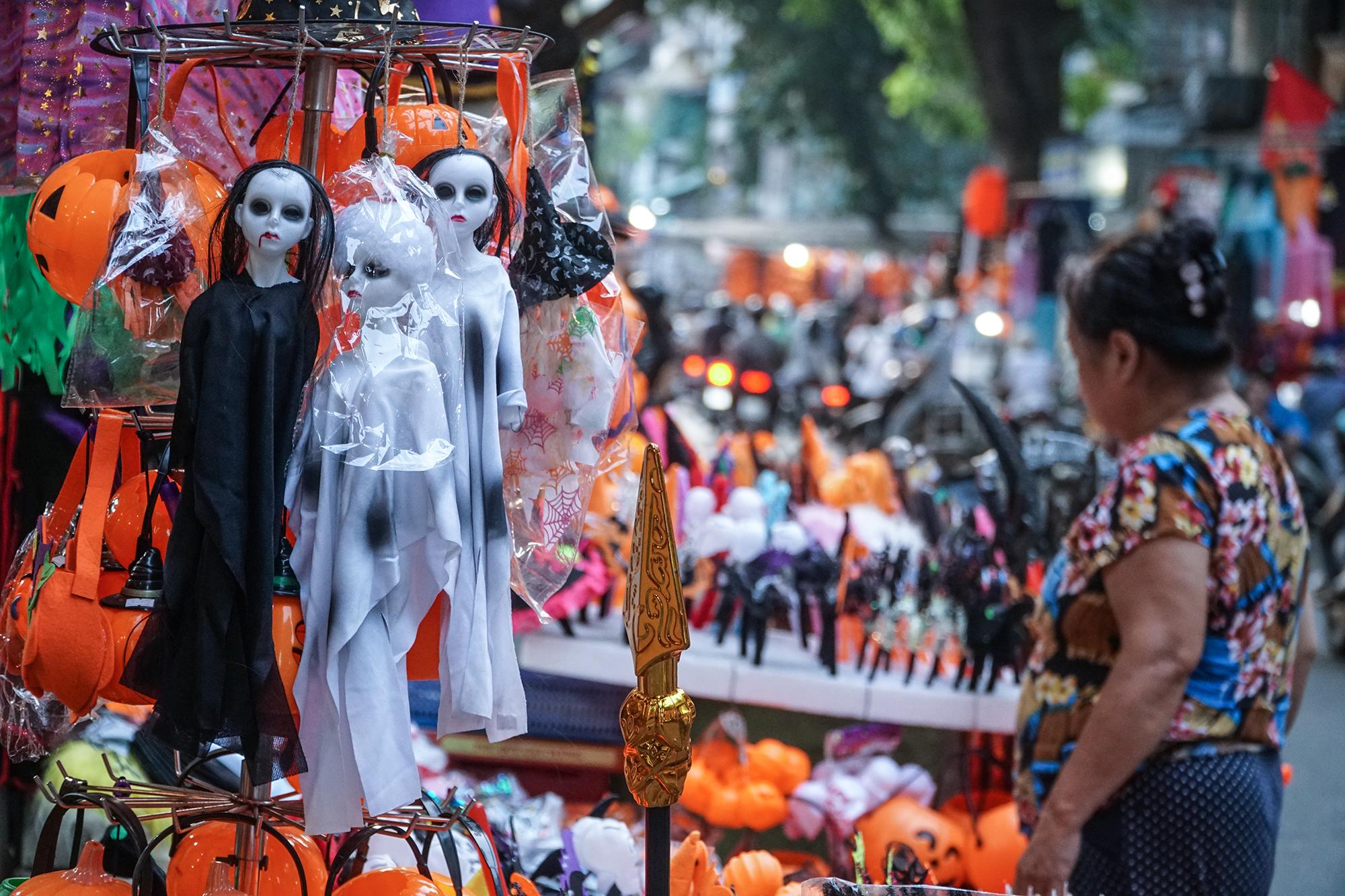 Màu sắc ma mị Halloween trên phố đồ chơi Hà Nội - Ảnh 1.
