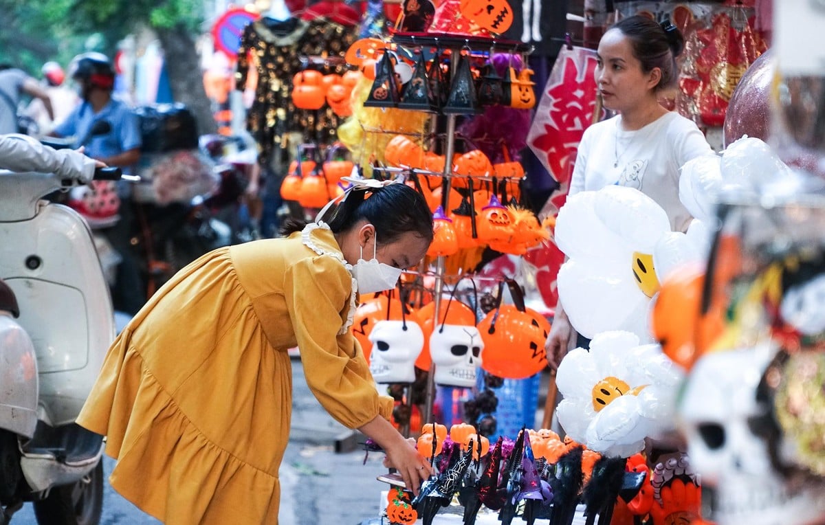 Màu sắc ma mị Halloween trên phố đồ chơi Hà Nội - Ảnh 7.