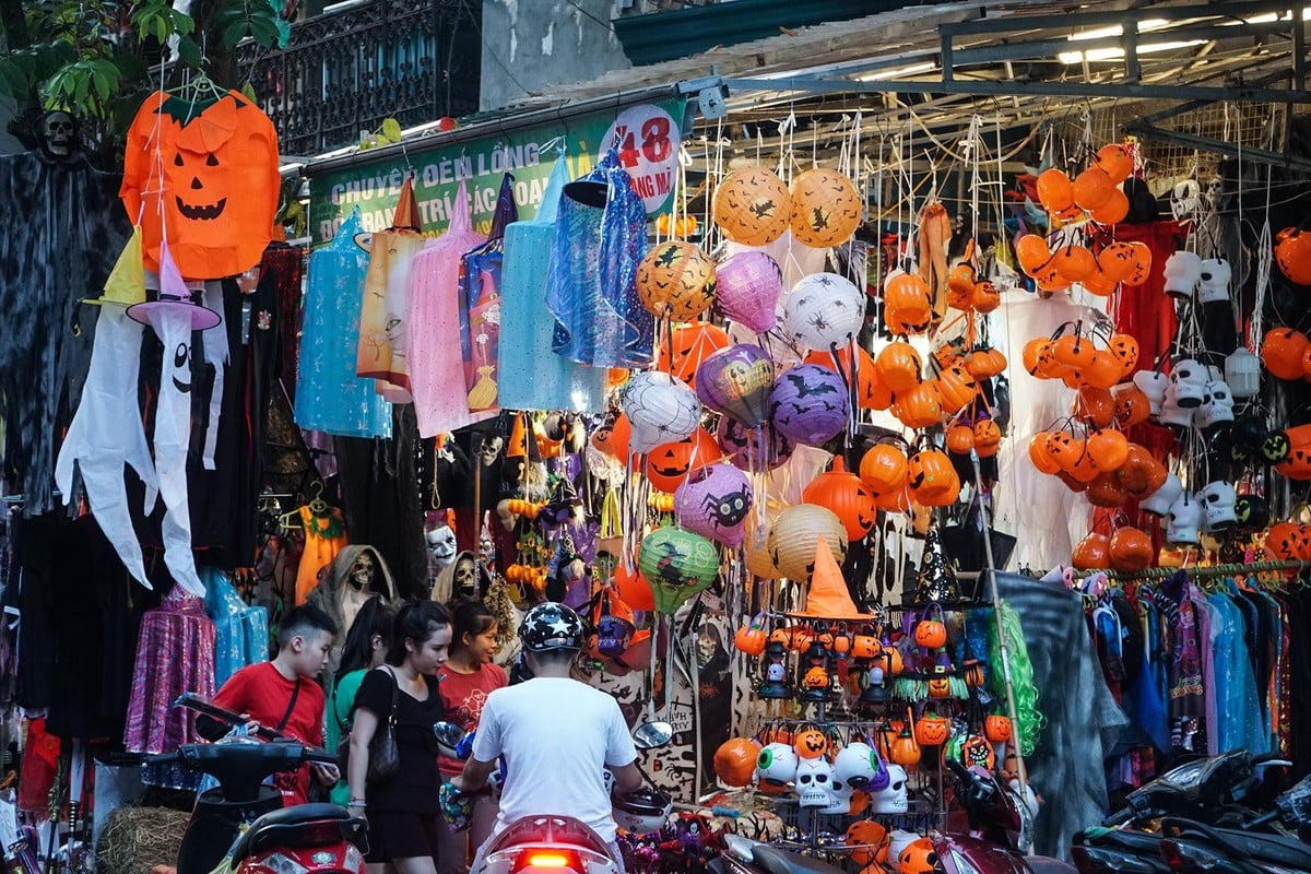 Màu sắc ma mị Halloween trên phố đồ chơi Hà Nội - Ảnh 3.