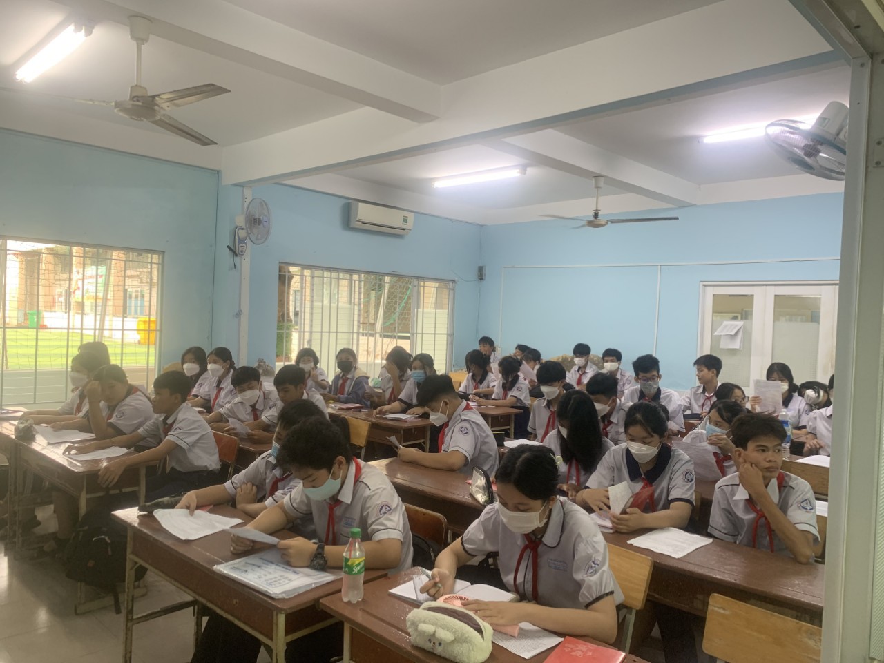 TP.HCM: Hai lớp học tạm bên nắp cống đã có phòng học mới - Ảnh 1.