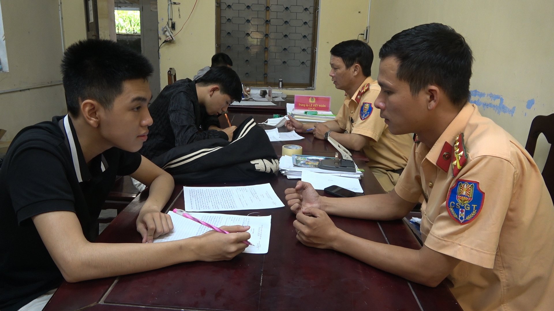 TT-Huế: Triệu tập nhóm quái xế lạng lách, đánh võng làm làm náo loạn đường phố  - Ảnh 2.