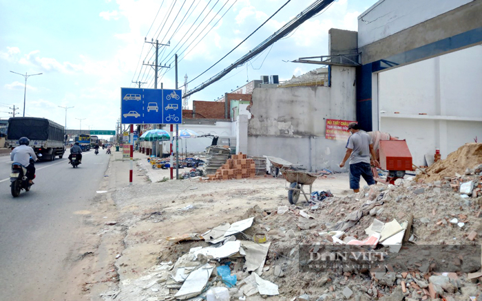 Người dân giải phóng mặt bằng để bàn giao đất thực hiện dự án nâng cấp mở rộng Quốc lộ 13 trên địa bàn TP.Thuận An, Bình Dương. Ảnh: Trần Khánh