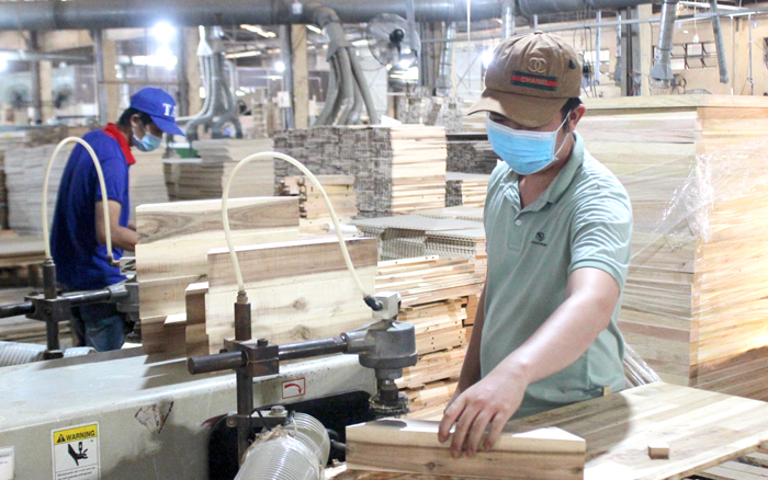 Người lao động làm việc tại một công ty chế biến gỗ ở TP.Thuận An, Bình Dương. Ảnh: Trần Khánh