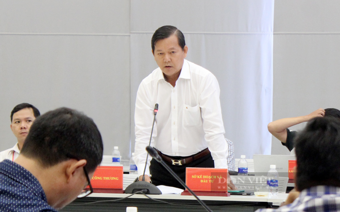 Ông Dương Tấn Thành - Trưởng phòng Tổng hợp – Quy hoạch, Sở Kế hoạch và Đầu tư giải thích nguyên nhân tỷ lệ giải ngân vốn đầu tư công của Bình Dương vẫn còn chậm. Ảnh: Trần Khánh