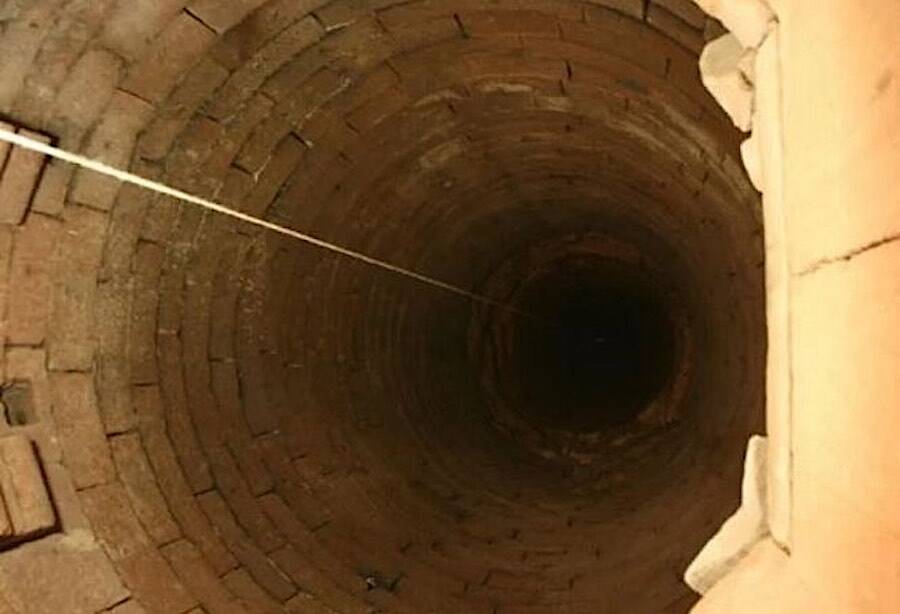 Kỳ bí lâu đài cổ bị nghi xây trên “cửa ngõ dẫn tới địa ngục&quot; - Ảnh 7.