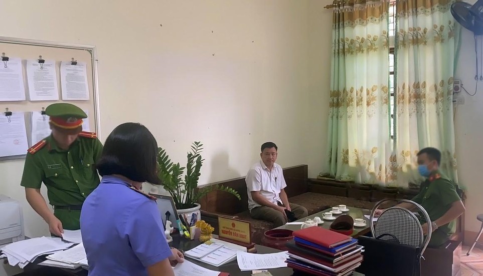 Nghệ An: Khởi tố, bắt chủ tịch xã, giám đốc lập khống hồ sơ xây dựng nhà văn hóa xóm - Ảnh 1.