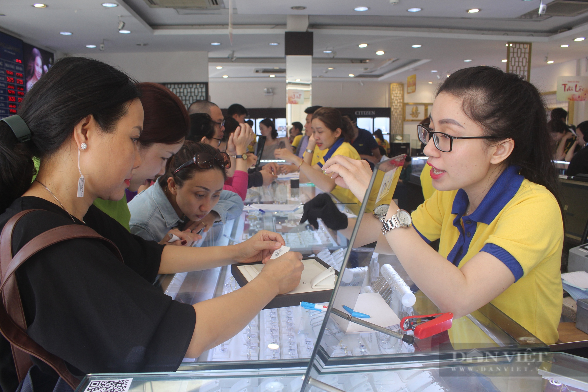 Giá vàng trong nước đảo chiều giảm 100.000 đồng/lượng - Ảnh 1.