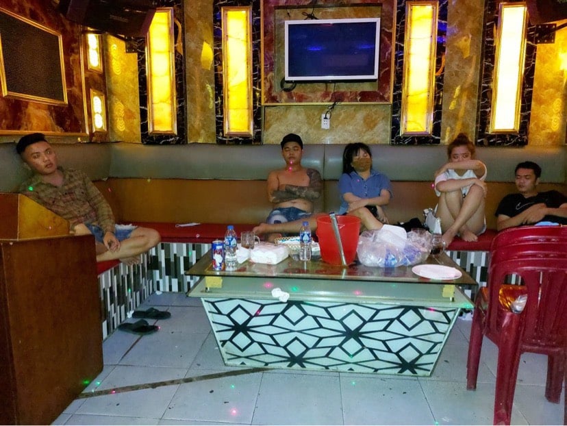 Long An: 11 nam, nữ “đang phê” ma túy trong quán karaoke bị bắt tại trận - Ảnh 1.