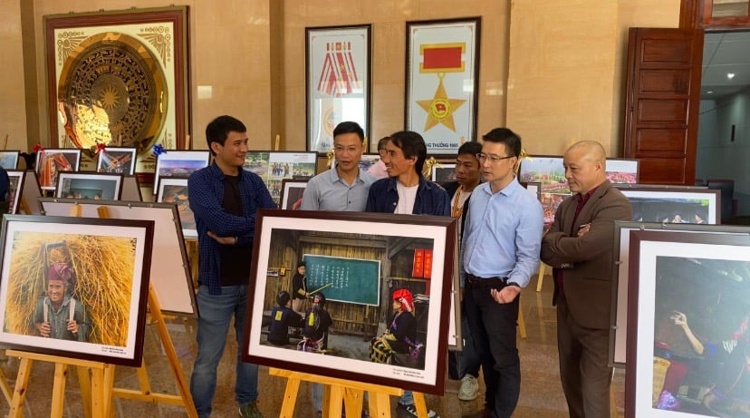 Liên hoan ảnh nghệ thuật chính thức khai mạc tại Lai Châu - Ảnh 1. Liên hoan ảnh nghệ thuật chính thức khai mạc tại Lai Châu - Ảnh 1.