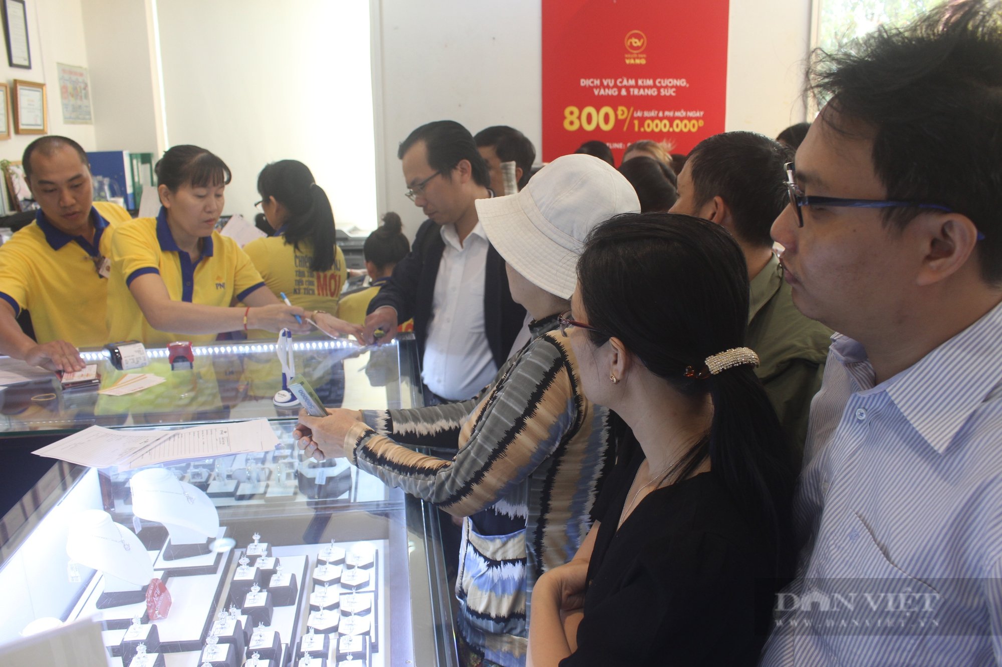 Giá vàng trong nước &quot;bốc hơi&quot; mạnh theo giá vàng thế giới, rớt khỏi mốc 66 triệu đồng/lượng - Ảnh 1.