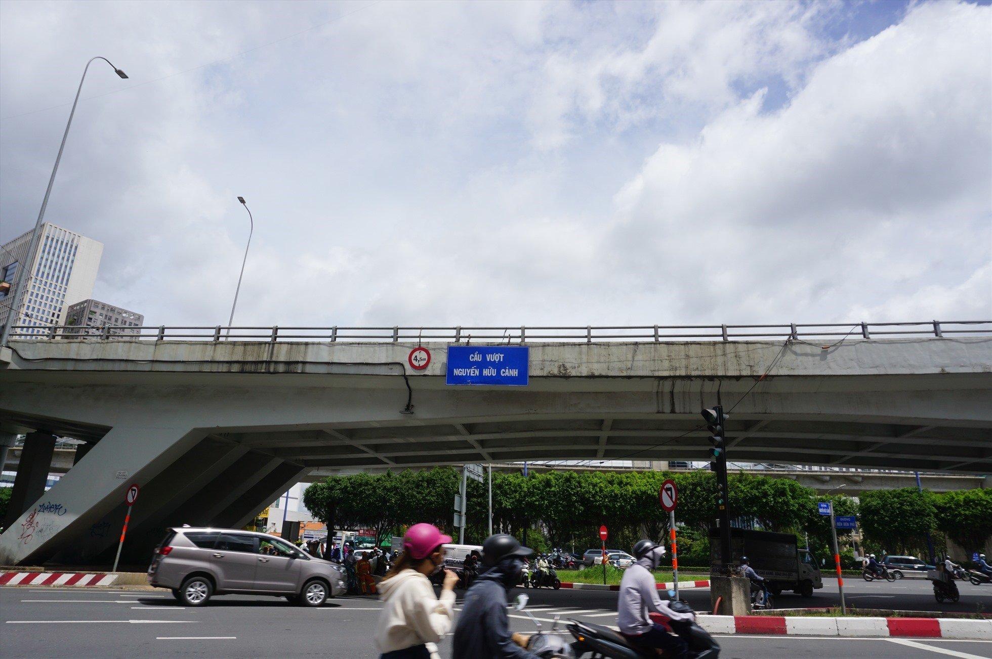 Sau sự cố cầu vượt Nguyễn Hữu Cảnh: TP.HCM yêu cầu cung cấp pháp lý tuyến đường ven sông Sài Gòn - Ảnh 3.