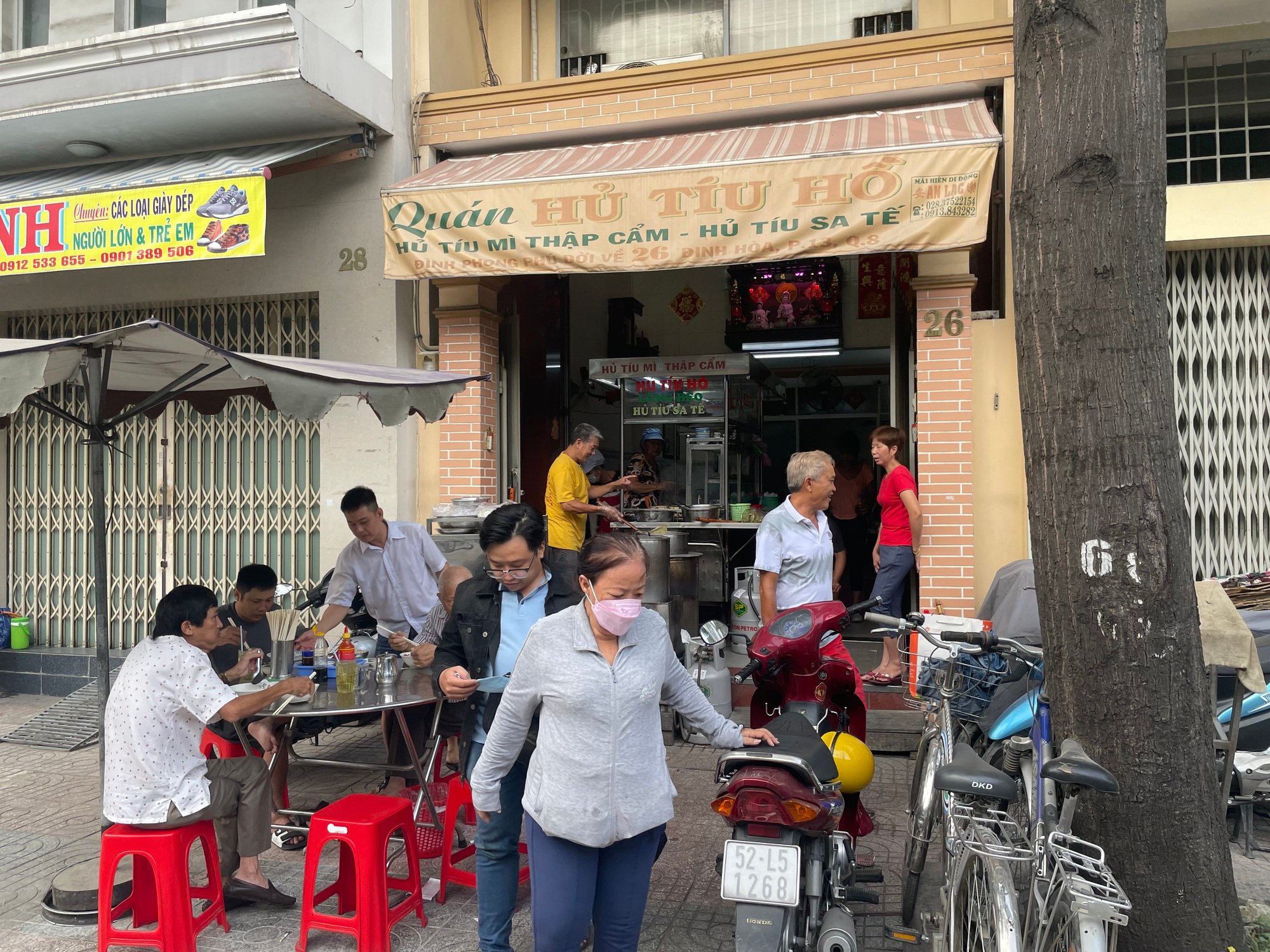 Quán hủ tiếu hồ truyền đời của nhà họ Đỗ.