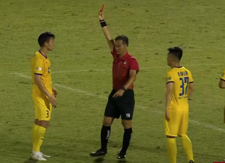 4 tấm thẻ đỏ của SLNA ở V.League 2022: &quot;Chém đinh, chặt sắt&quot; trở lại? - Ảnh 2.