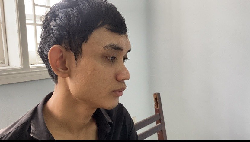 Bắt gã trai xông vào nhà, giật điện thoại trên tay đứa bé - Ảnh 1.