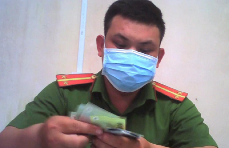 Cựu trung úy Công an phường ở Bình Dương bị khởi tố, bắt giam - Ảnh 1.