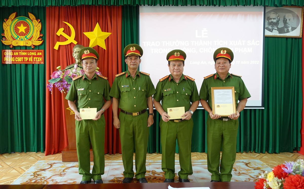 Long An: Khen lực lượng công an phá nhanh vụ án mạng - Ảnh 1.