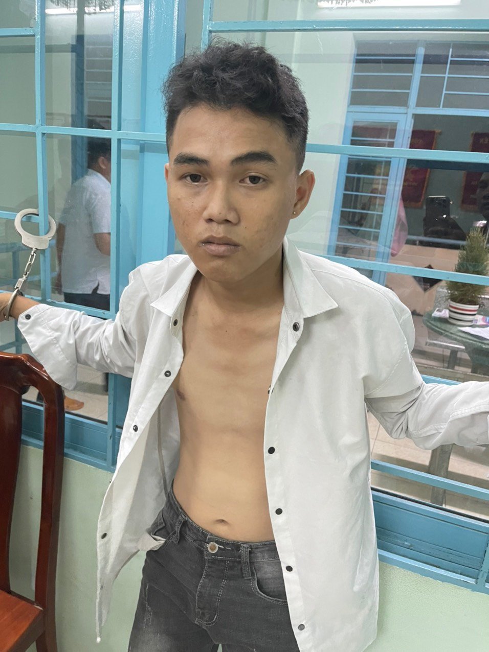 Triệt xóa nhóm bán ma túy, thu giữ khẩu súng tự chế cùng 35 viên đạn - Ảnh 2.