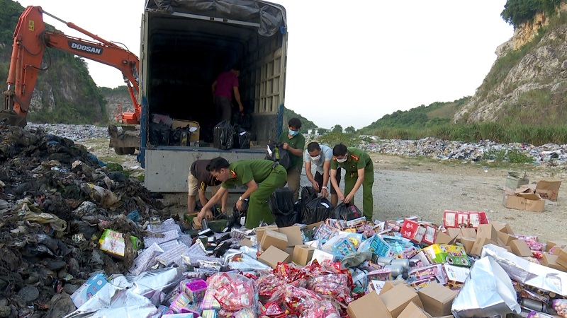 Ninh Bình: Tiêu hủy hàng nghìn chai rượu, nước xịt thơm - Ảnh 2. Ninh Bình: Tiêu hủy hàng nghìn chai rượu, nước xịt thơm - Ảnh 2.