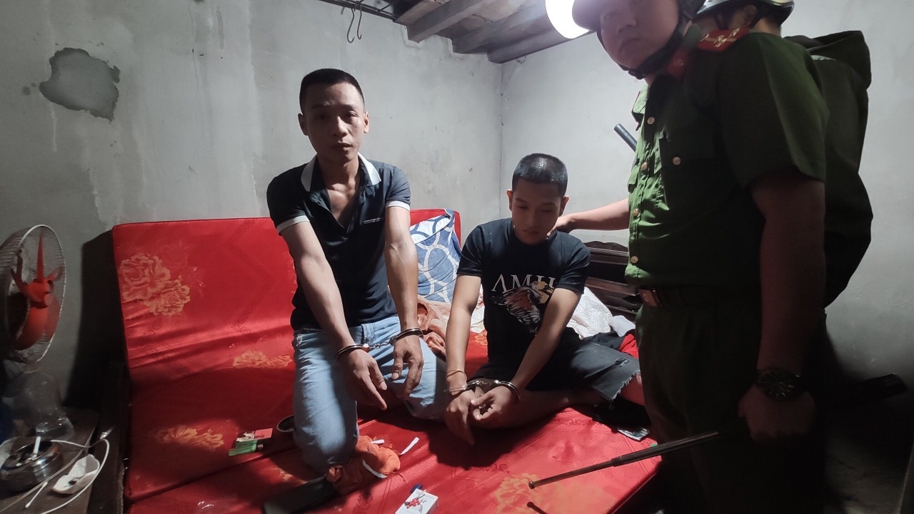 Huế: Nhóm dân chơi đang phê ma túy thì bị công an ập vào bắt giữ  - Ảnh 1.