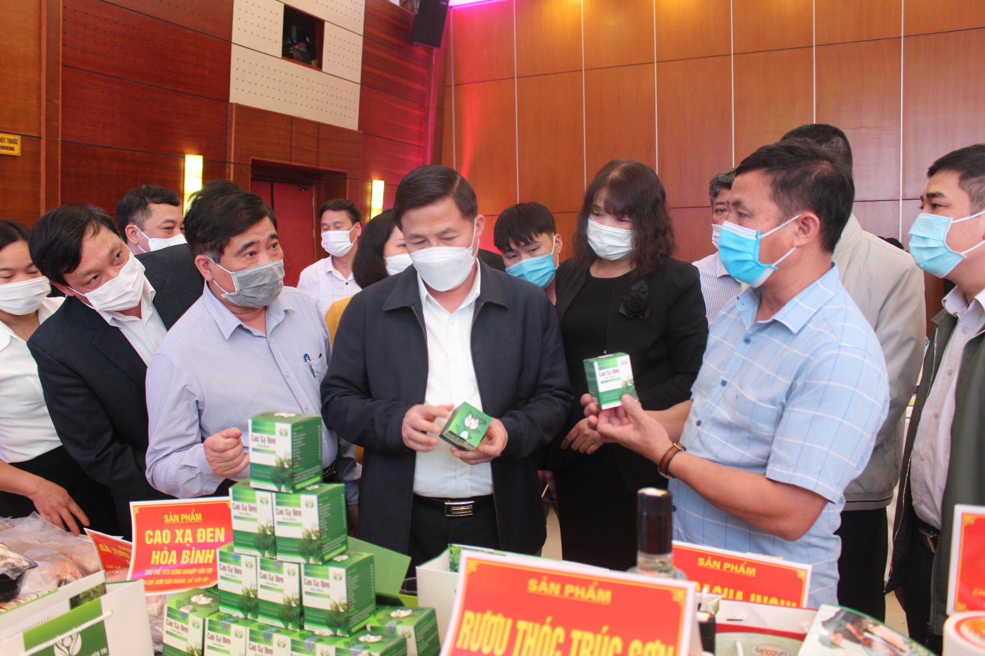 Gắn sao cho nông sản đất Mường, cam và cá bán đắt như tôm tươi  - Ảnh 4.