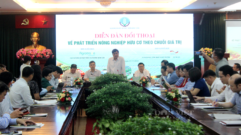 Thứ trưởng Bộ NNPTNT Trần Thanh Nam chủ trì Diễn đàn Đối thoại về phát triển nông nghiệp hữu cơ theo chuỗi giá trị, tổ chức tại TP.HCM ngày 21/11. Ảnh: Trần Khánh