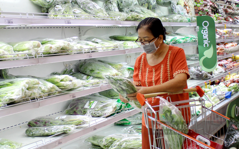 Người tiêu dùng lựa mua sản phẩm nông nghiệp hữu cơ tại siêu thị SaiGon Co.op TP.HCM. Ảnh: Trần Khánh