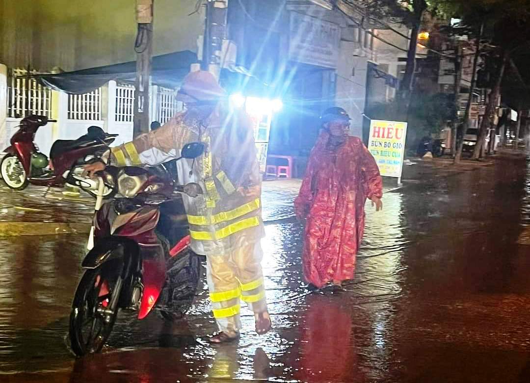 Ninh Thuận: Mưa lớn liên tục nhiều ngày gây ngập úng và sạt lở đất đá trên tuyến đường ven biển - Ảnh 6.