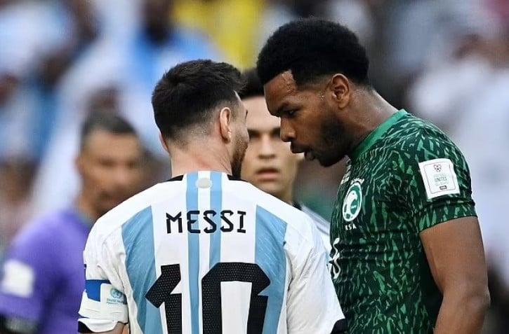 Khiêu khích Messi, hậu vệ Ả rập Xê út bị &quot;quây hội đồng&quot; - Ảnh 1.