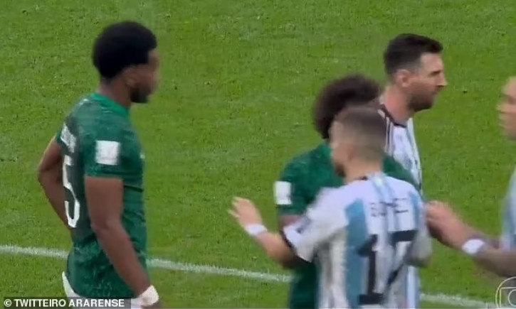 Khiêu khích Messi, hậu vệ Ả rập Xê út bị &quot;quây hội đồng&quot; - Ảnh 2.