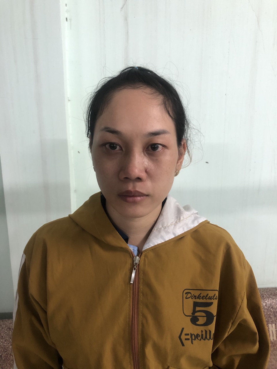 Bắt nhanh &quot;nữ quái&quot; trộm túi xách chứa vàng, tiền, điện thoại của em chồng trong nhà vệ sinh - Ảnh 1.
