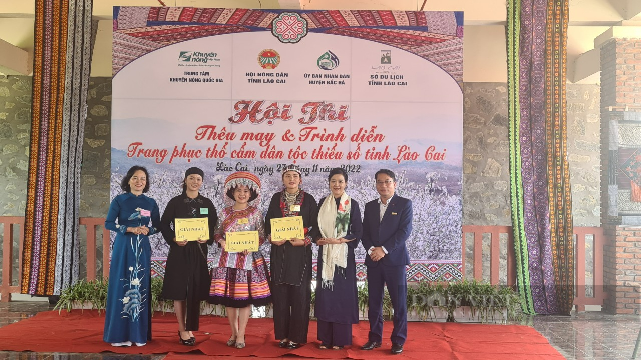 Rực rỡ trang phục thổ cẩm dân tộc thiểu số tỉnh Lào Cai trong Hội thi tay nghề thêu may và trình diễn - Ảnh 4.