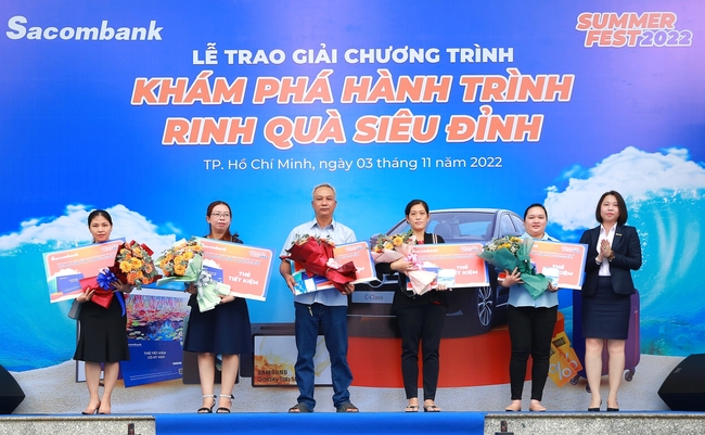 Sacombank trao giải cho khách hàng trúng thưởng chương trình khuyến mãi “Khám phá hành trình - Rinh quà siêu đỉnh” - Ảnh 4.