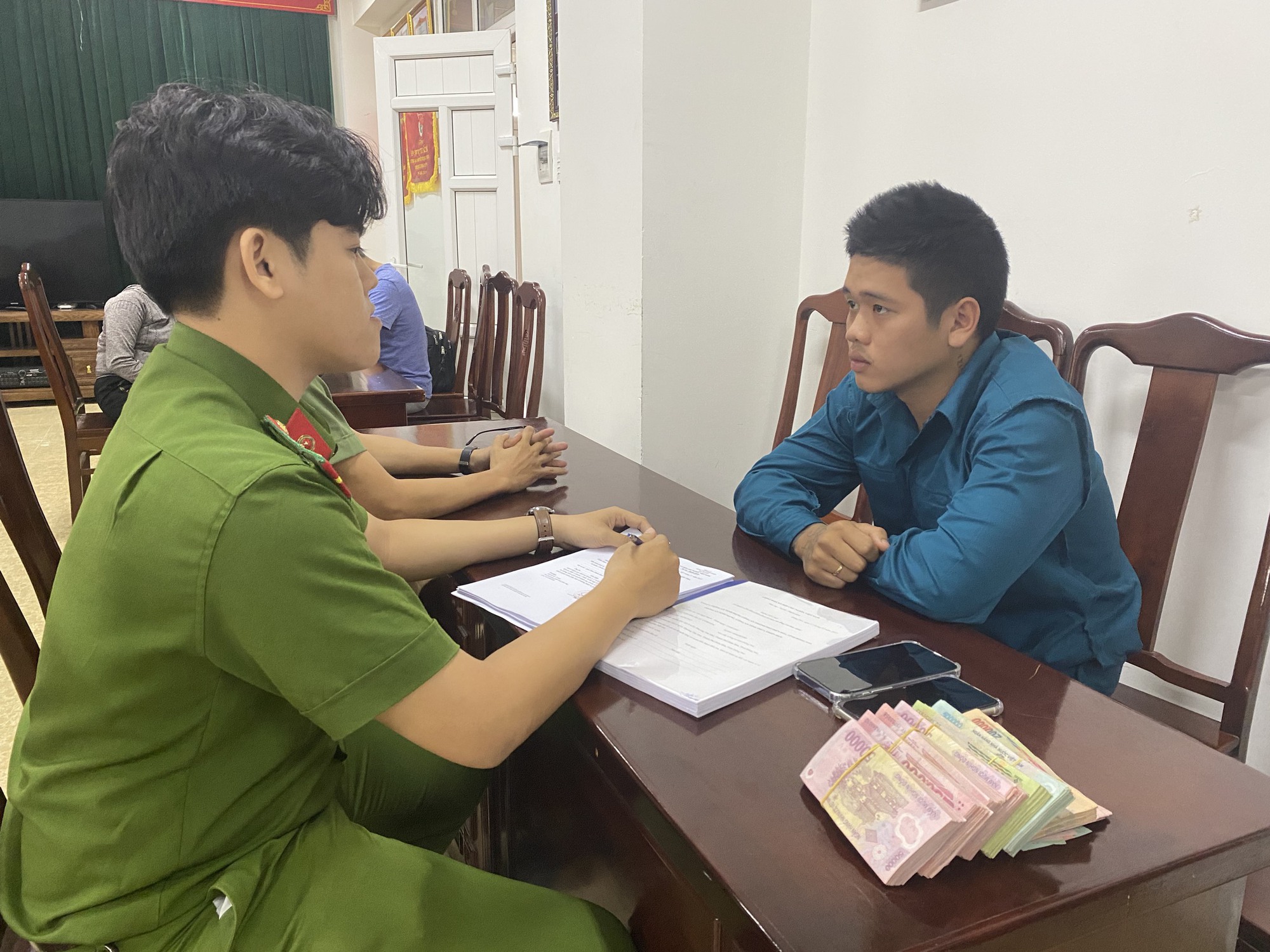 TT-Huế: Khởi tố đối tượng dùng Facebook ảo quảng cáo cho vay tiền để lừa đảo tiền tỷ  - Ảnh 1.