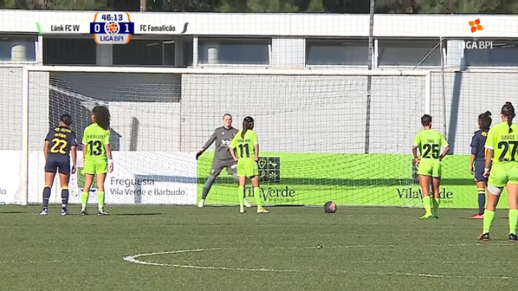 Vì sao Huỳnh Như được đá penalty trong trận hòa 3-3 của Lank FC? - Ảnh 1.