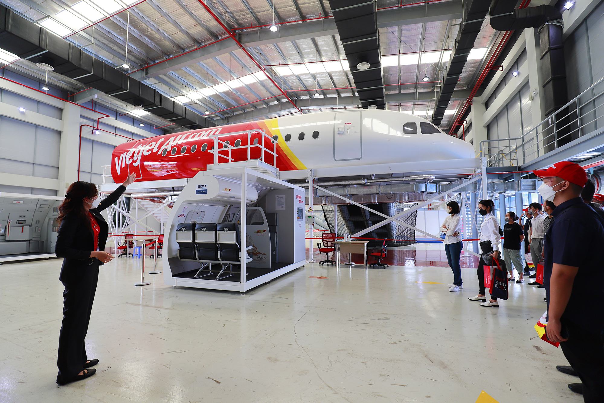Học viên tham quan, tìm hiểu thông tin về các lĩnh vực đào tạo tại Học viện Hàng không Vietjet - Ảnh: MH