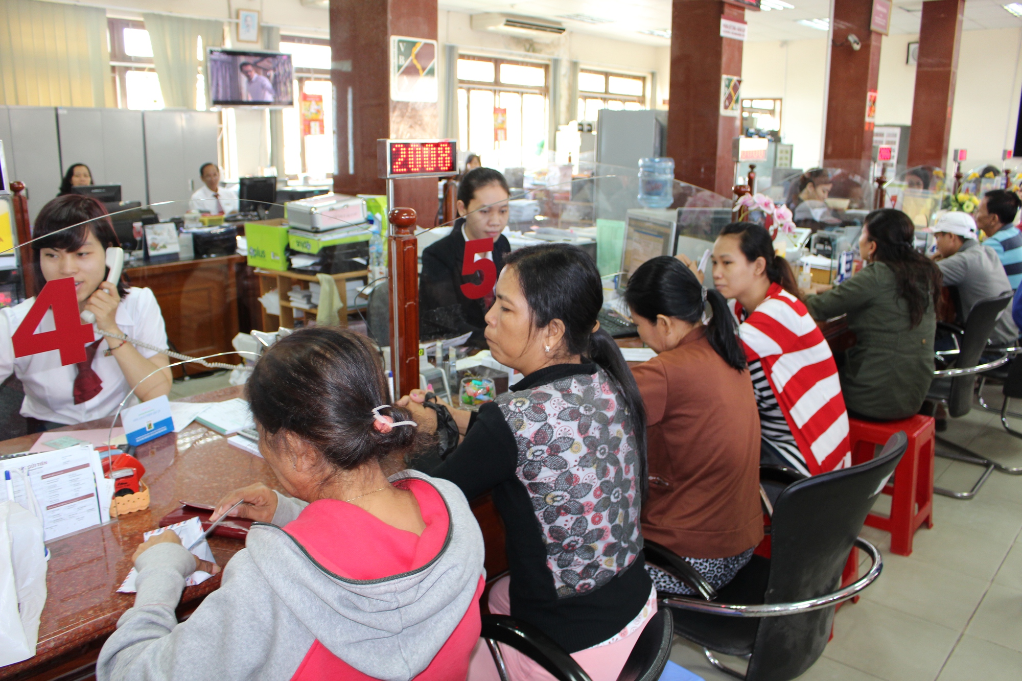 Ngân hàng vào cuộc đua giảm lãi suất cho vay  - Ảnh 2.