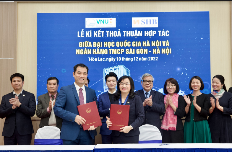 TS Ngô Thu Hà - Tổng Giám đốc SHB và PGS.TS Phạm Bảo Sơn - Phó Giám đốc ĐHQGHN trao thỏa thuận hợp tác.