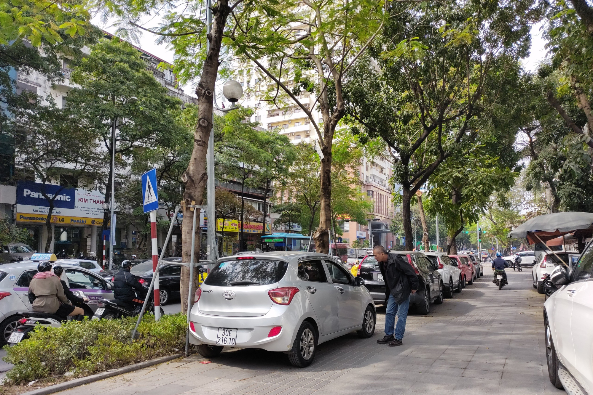 Hà Nội: Hàng loạt vỉa hè lát đá có độ bền 70 năm biến thành bãi gửi xe - Ảnh 11.
