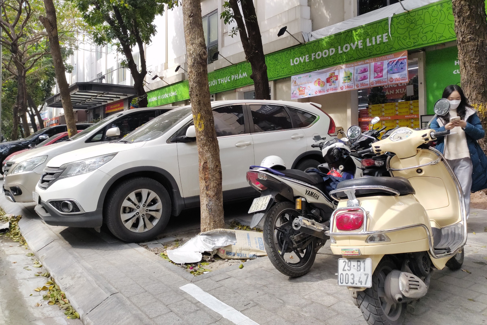 Hà Nội: Hàng loạt vỉa hè lát đá có độ bền 70 năm biến thành bãi gửi xe - Ảnh 5.